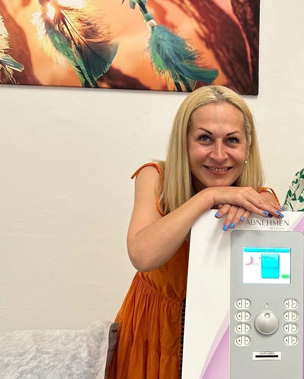 Renata Swoboda, Inhaberin der Body & Mind Oase, neben dem Behandlungsgerät MYA pro im Studio 1030.