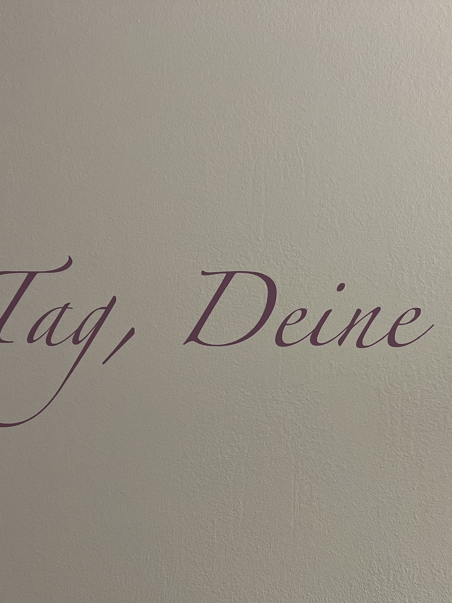 Schriftzug an der Wand: Dein Tag, Deine Zeit.